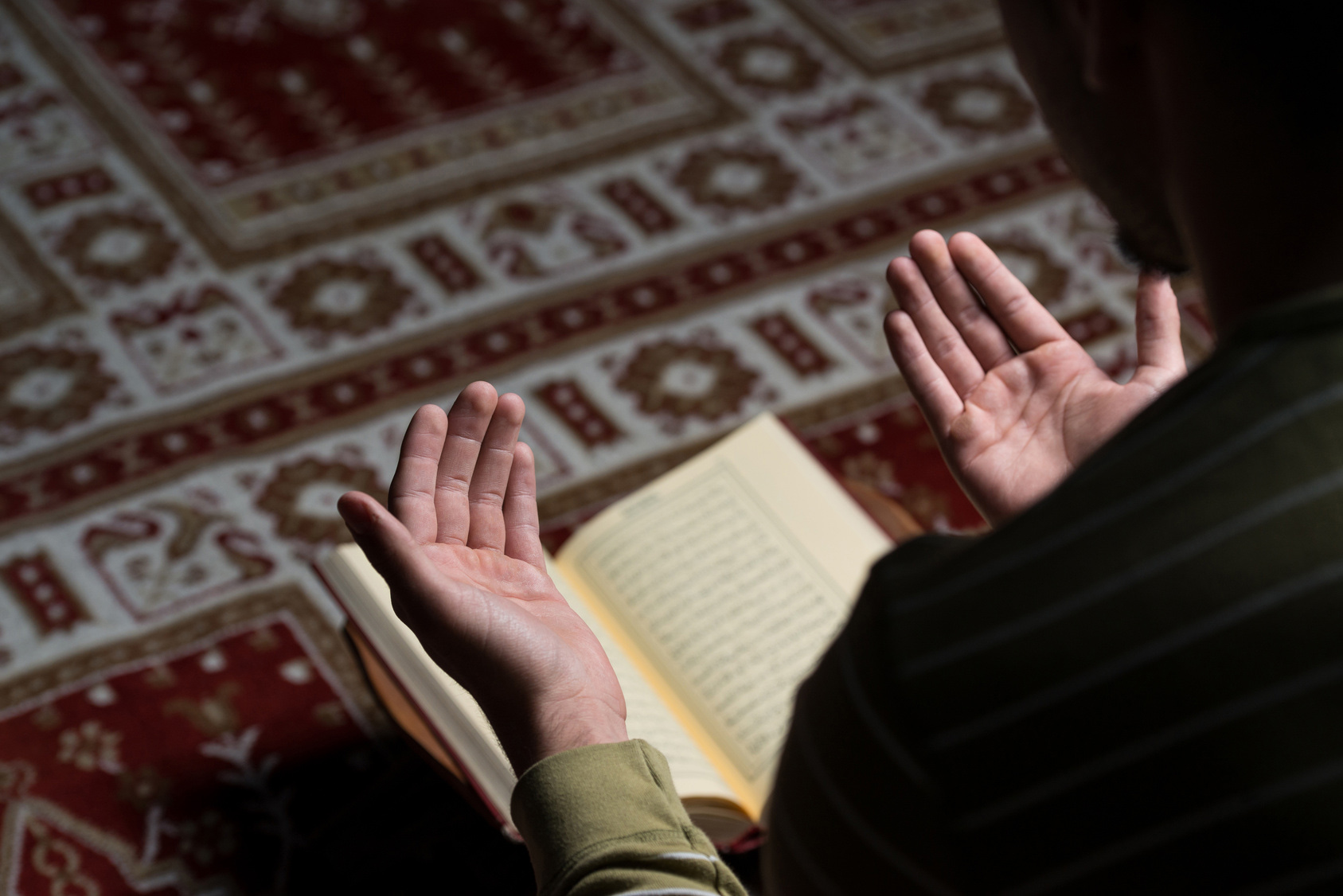 بدعة قراءة القرآن على القبر وإهداء ثوابها إلى الميت